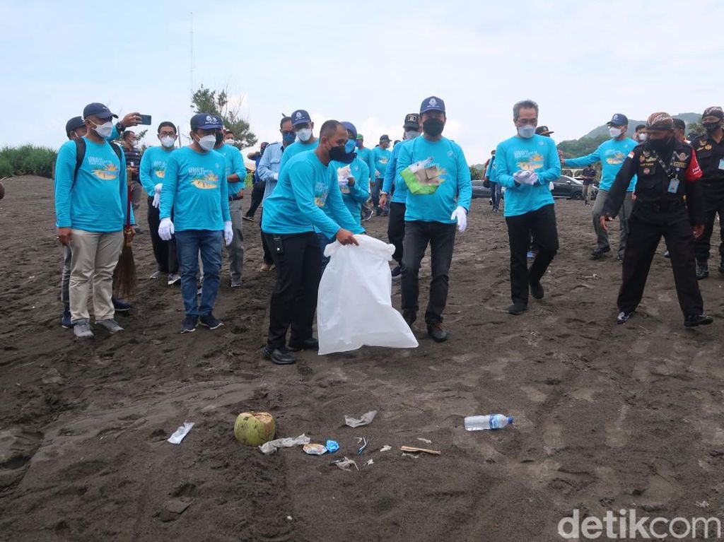 Kick Off Bulan Cinta Laut, Menteri KKP Bersih-bersih Pantai Parangkusumo