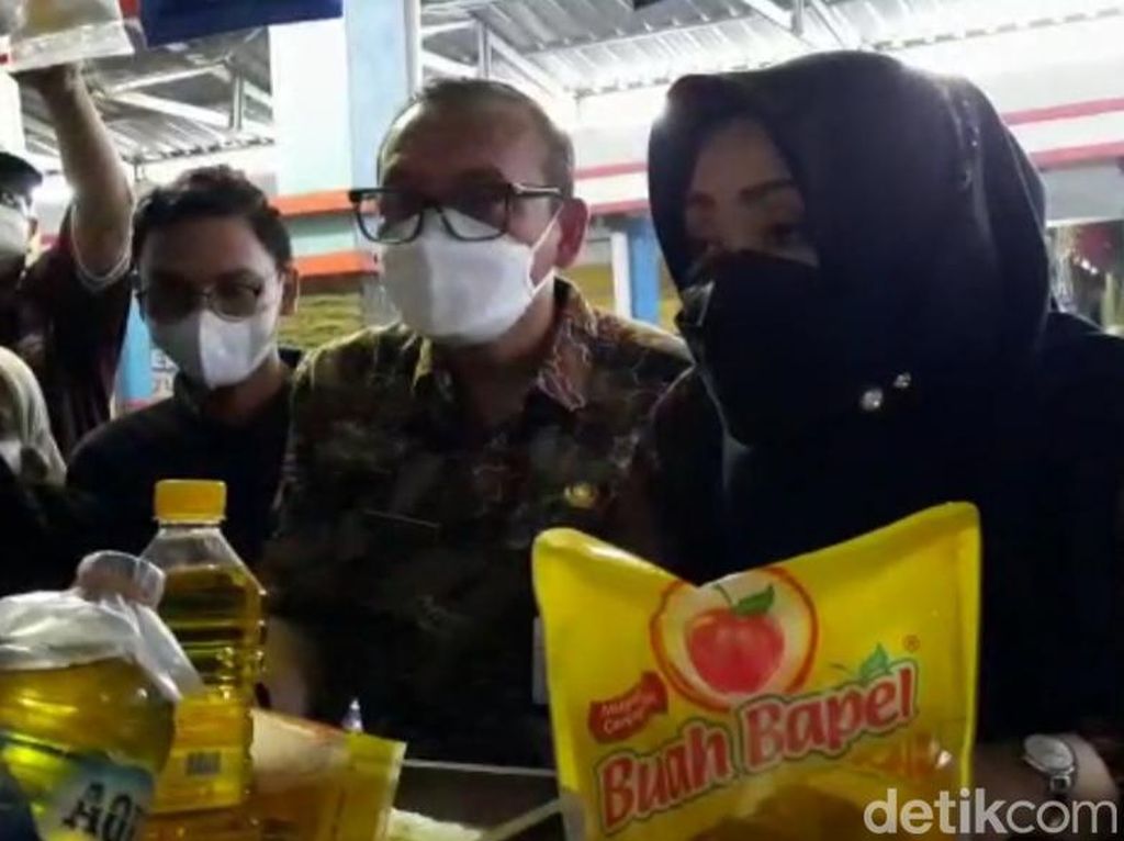 Penerapan Harga Minyak Goreng Rp 14.000 di Mojokerto Terbentur Stok Lama Penerapan Harga Minyak Goreng Rp 14.000 di Mojokerto Terbentur Stok Lama