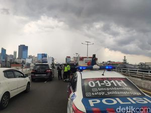 Kecelakaan di Tol Jelambar, Fortuner Ringsek Hantam Pembatas-Mobil Lain