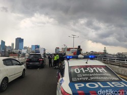 Kecelakaan di Tol Jelambar, Fortuner Ringsek Hantam Pembatas-Mobil Lain