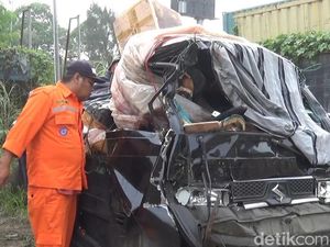 Pikap Seruduk Truk di Tol Cipularang, 1 Orang Tewas