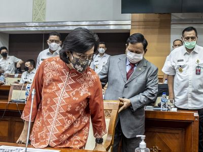 Momen Prabowo Bantu Sri Mulyani Duduk Saat Rapat di DPR