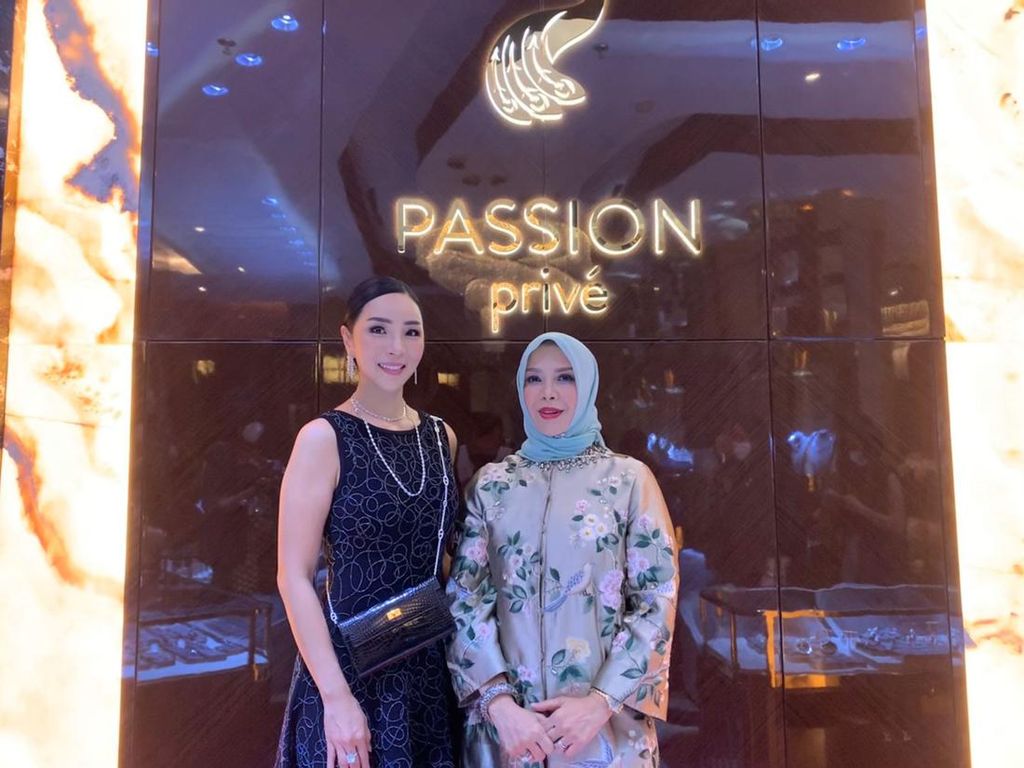 Istri Sandiaga Uno Perkenalkan 5 Destinasi Indonesia dengan Perhiasan