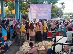 Operasi Pasar Minyak Goreng Rp 12.500 di 7 Pasar Mojokerto Diserbu Warga