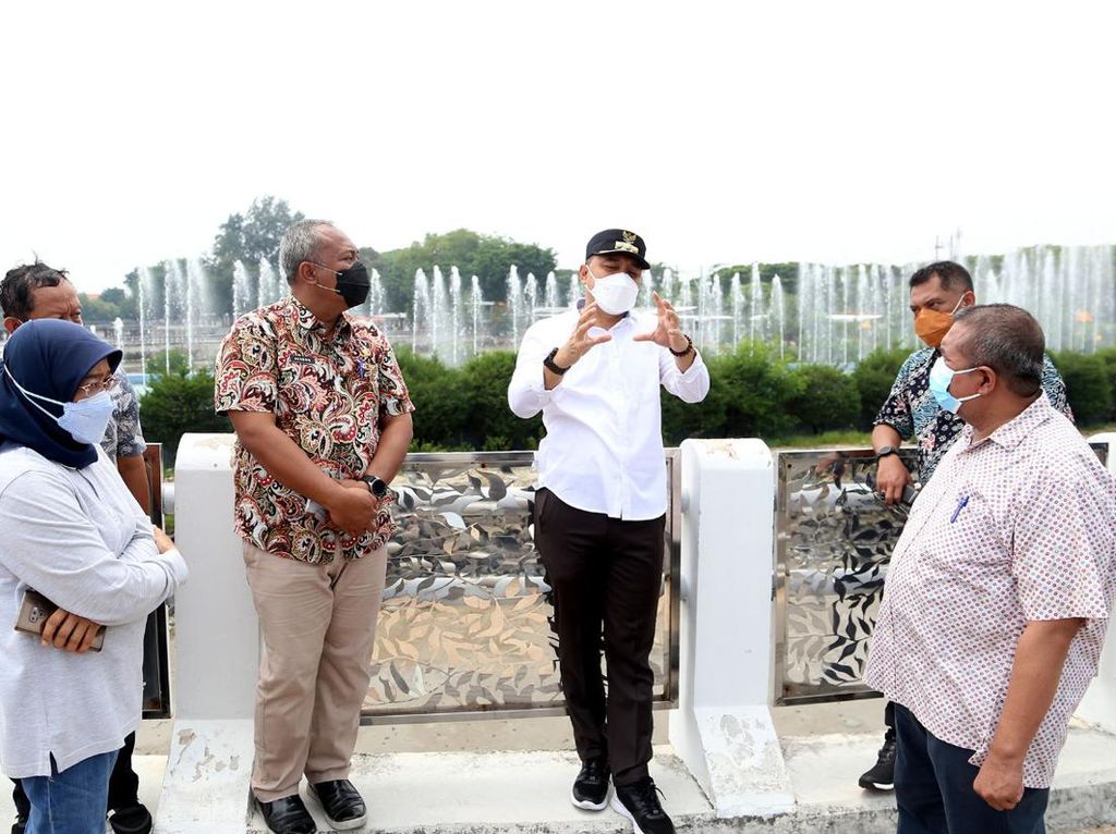 Pengamat Sarankan Ada Paket Lengkap di Wisata Pantai Surabaya Pengamat Sarankan Ada Paket Lengkap di Wisata Pantai Surabaya
