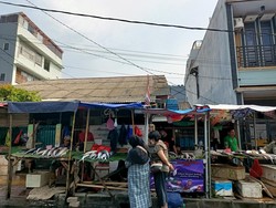 Jelang Imlek, Pedagang Ikan Bandeng Berderet di Jalan Rawa Belong Jakbar
