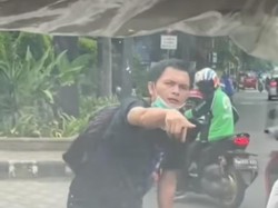 Emosi Pria Tabrak Lari Pura-pura Pincang Usai Gagal Beraksi Emosi Pria Tabrak Lari Pura-pura Pincang Usai Gagal Beraksi