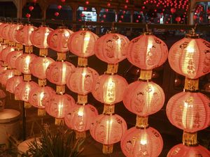 7 Tradisi Imlek yang Unik di Berbagai Negara, Mengecat Rumah hingga Beli Nanas 7 Tradisi Imlek yang Unik di Berbagai Negara, Mengecat Rumah hingga Beli Nanas