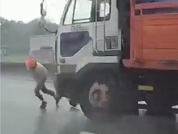 Detik-detik Pemotor Jatuh Nyaris Mati Dihantam Truk