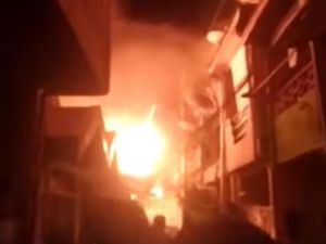 Penampakan Kobaran Api Melahap Rumah di Mangga Dua Jakpus