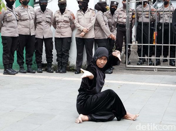 Pencak Silat Warnai Aksi Protes Arteria Dahlan di Sukabumi