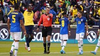 Protes dilakukan para pemain Brasil. Wasit kemudian berkomunikasi dengan petugas VAR untuk kemudian meninjau ulang lewat tayangan ulang dan keputusan diubah menjadi tidak pelanggaran. AP/Santiago Arcos