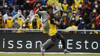 Brasil sempat diganjar kartu merah kedua setelah kaki kiper Alisson Becker mengenai kepala Enner Valencia gegara menyapu bola di luar kotak penalti. Wasit kemudian menganulir keputusannya dan mengganti ke kartu kuning usai melihat VAR. Kedua tim saling bergantian menyerang. Hingga turun minum tak ada gol tambahan dan skor 1-0 bertahan untuk keunggulan Brasil. AP/Santiago Arcos