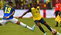 Tensi pertandingan makin tinggi dan giliran Brasil yang harus bermain dengan 10 orang di menit ke-25. Emerson Royal diganjar kartu kuning kedua setelah melanggar pemain Ekuador di sisi lapangan dalam duel udara. AP/Rodrigo Buendia