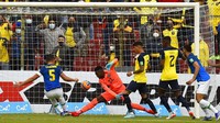 Ekuador malah harus bermain dengan 10 orang di menit ke-15. Kiper Alexander Dominguez diganjar kartu merah oleh wasit Wilmar Roldan setelah melanggar Matheus Cunha di luar kotak penalti. AP/Rodrigo Buendia