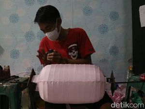 Perajin Lampion di Malang Kebanjiran Pesanan Jelang Imlek
