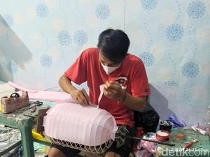 Keluh Kesah Perajin Lampion Jelang Imlek, Banjir Order Tapi Bahan Baku Naik