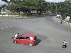 Aksi Polisi Hadang Lansia Bawa Mobil Rampasan hingga Terpental