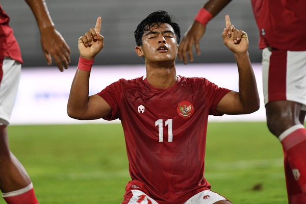 Pemain Timnas Indonesia Pratama Arhan berselebrasi bersama rekannya setelah berhasil mencetak gol ke gawang Timnas Timor Leste dalam pertandingan sepak bola Leg 1 FIFA Matchday di Stadion I Wayan Dipta, Gianyar, Bali, Kamis (27/1/2022). Indonesia menang atas Timor Leste dengan skor 4-1. ANTARA FOTO/Nyoman Budhiana/hp.