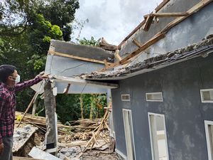 Warga Robohkan Rumah Terdampak Pergerakan Tanah di Lebak Banten Warga Robohkan Rumah Terdampak Pergerakan Tanah di Lebak Banten