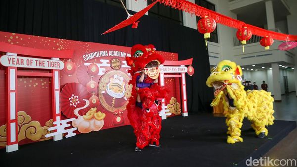 Sambut Imlek, Siswa Sekolah Ini Tampilkan Barongsai Merah dan Kuning