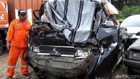 Tabrak Belakang Truk di Tol Cipularang, Pikap Ini Ringsek