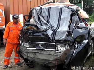 Tabrak Belakang Truk di Tol Cipularang, Pikap Ini Ringsek