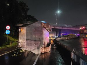Truk Pembawa Tank Terguling di Tol Km 9.200 Perak Arah Waru Truk Pembawa Tank Terguling di Tol Km 9.200 Perak Arah Waru