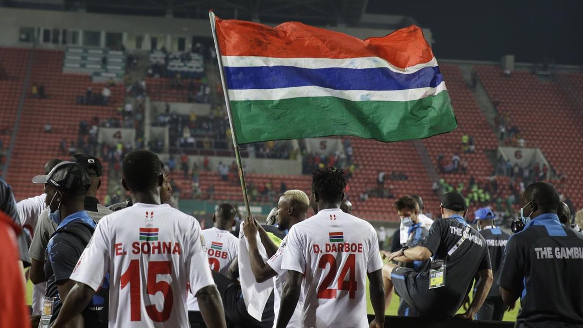 Timnas Gambia mengibarkan bendera usai melaju ke perempatfinal Piala Afrika 2021. (Foto: Sunday Alamba/AP)