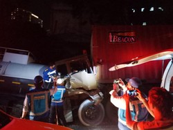 Truk Muatan Kimia Tabrak Truk Kontainer di Tol Tangerang, Sopir Tewas
