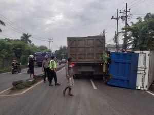 Truk Muat Sayur Terguling di Raya Trosobo Sidoarjo Diduga Sopir Ngantuk