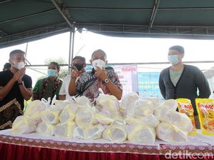 Wawali Gandeng Crazy Rich Surabaya Bagikan Gratis Minyak Goreng ke Warga