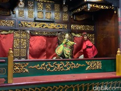 Wayang Potehi Jadi Suguhan Rutin Kelenteng Tertua di Surabaya