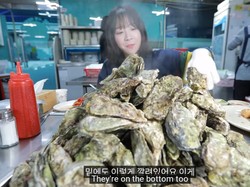 Berbadan Mungil, YouTuber Mukbang Ini Bisa Lahap 200 Tiram Kukus Sendirian