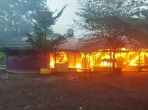 10 Kios Ludes Terbakar di Kawasan Bendung Manganti 10 Kios Ludes Terbakar di Kawasan Bendung Manganti