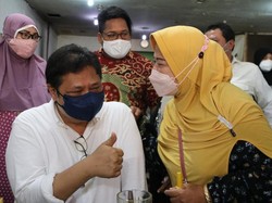 Momen Pedagang Emak-emak Pasar Salatiga Minta Foto Bareng Airlangga