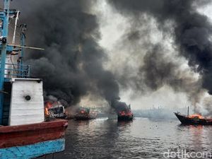 Sudah 12 Jam, Kebakaran Belasan Kapal di Kota Tegal Belum Padam