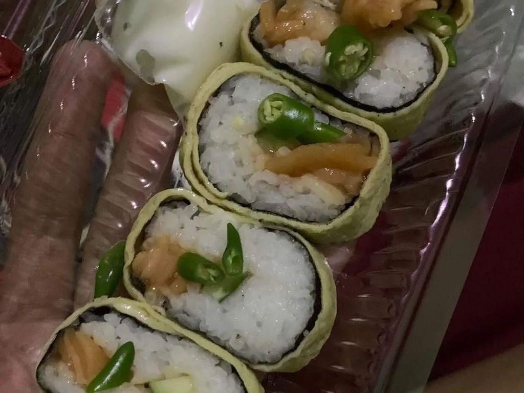 Beli Sushi Dikasih Irisan Cabai Rawit, Netizen: Ini Sushi Mamang Gorengan