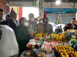 Sidak ke Pasar di Malut, Cak Imin Temukan Harga Minyak Goreng Masih Mahal