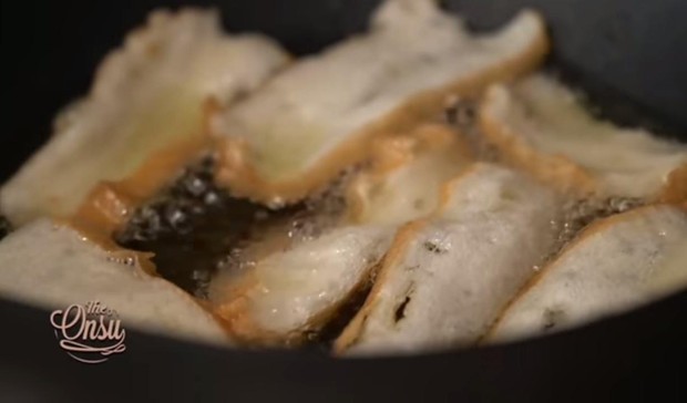 Empyang Ikan yang Sedang Digoreng Sebagai Pelengkap Mie Panjang Umur/YouTube.com/The Onsu Family Empyang Ikan yang Sedang Digoreng Sebagai Pelengkap Mie Panjang Umur