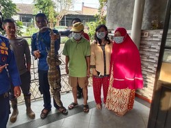Damkar Evakuasi Biawak 1,5 Meter dari Permukiman Warga di Bogor