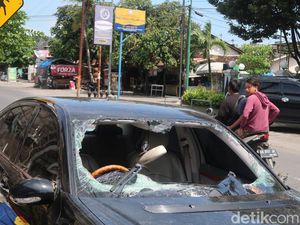 Detik-detik Mencekam Mercy Dirusak Massa di Bantul Detik-detik Mencekam Mercy Dirusak Massa di Bantul