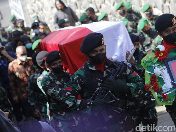 Foto-foto Prosesi Pemakaman Sertu Anumerta M Rizal di TMP Cikutra