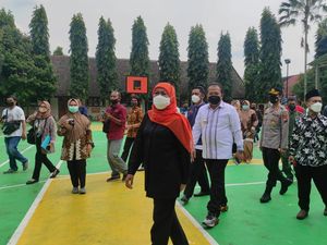 Khofifah Tinjau SMAN Pakusari Jember Diduga Ada Rasisme Khofifah Tinjau SMAN Pakusari Jember Diduga Ada Rasisme