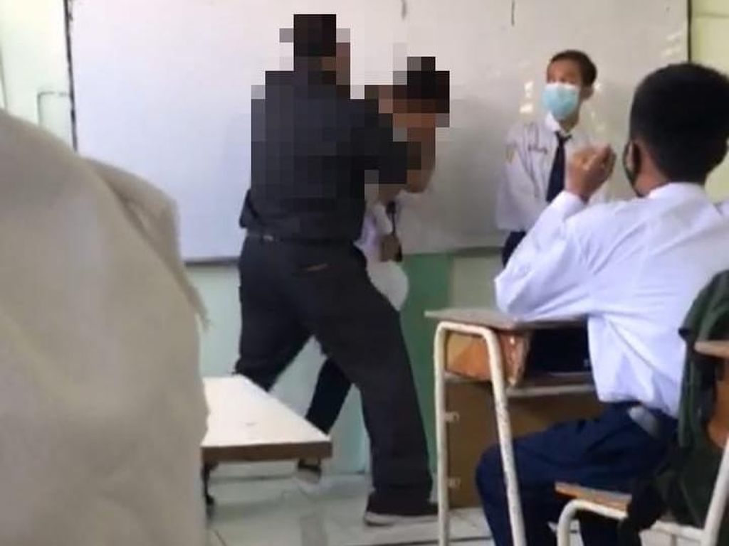 Guru yang viral Pukul Siswa SMP di Surabaya Dilaporkan ke Polisi