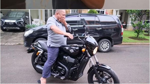 6 Kado Mewah Para Artis Untuk Asisten yang Ultah, Ada Berlian Hingga Moge