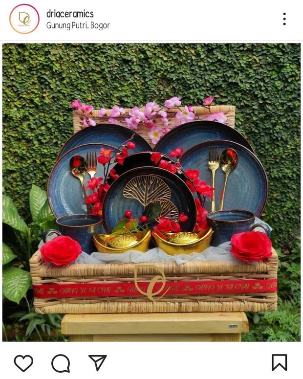 Terkenal dengan kerajinan keramiik, tidak salah bila kamu memberikan hampers keramik untuk imlek