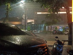 Hujan Deras Disertai Angin Kencang di Surabaya, Beberapa Titik Muncul Genangan