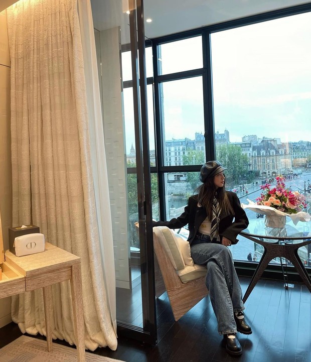 Jisoo at Dior Beauty Spa, Paris tampil trendy menggunakan leather jacket dan baret hitam.