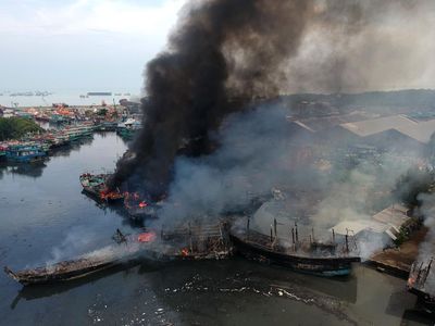 Belasan Kapal di Pelabuhan Tegal Dilalap Api